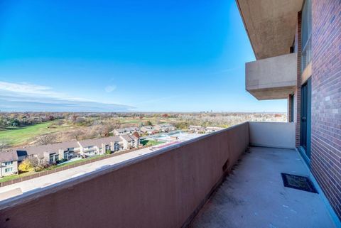 Tiny photo for 465 W Dominion Drive #1001, Wood Dale, IL 60191 (MLS # 12519750)