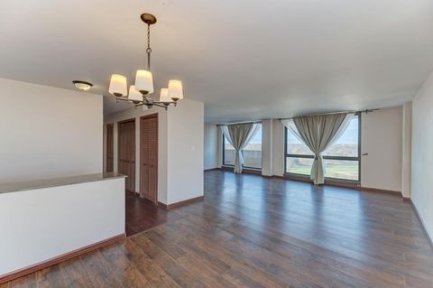 Tiny photo for 465 W Dominion Drive #1001, Wood Dale, IL 60191 (MLS # 12519750)