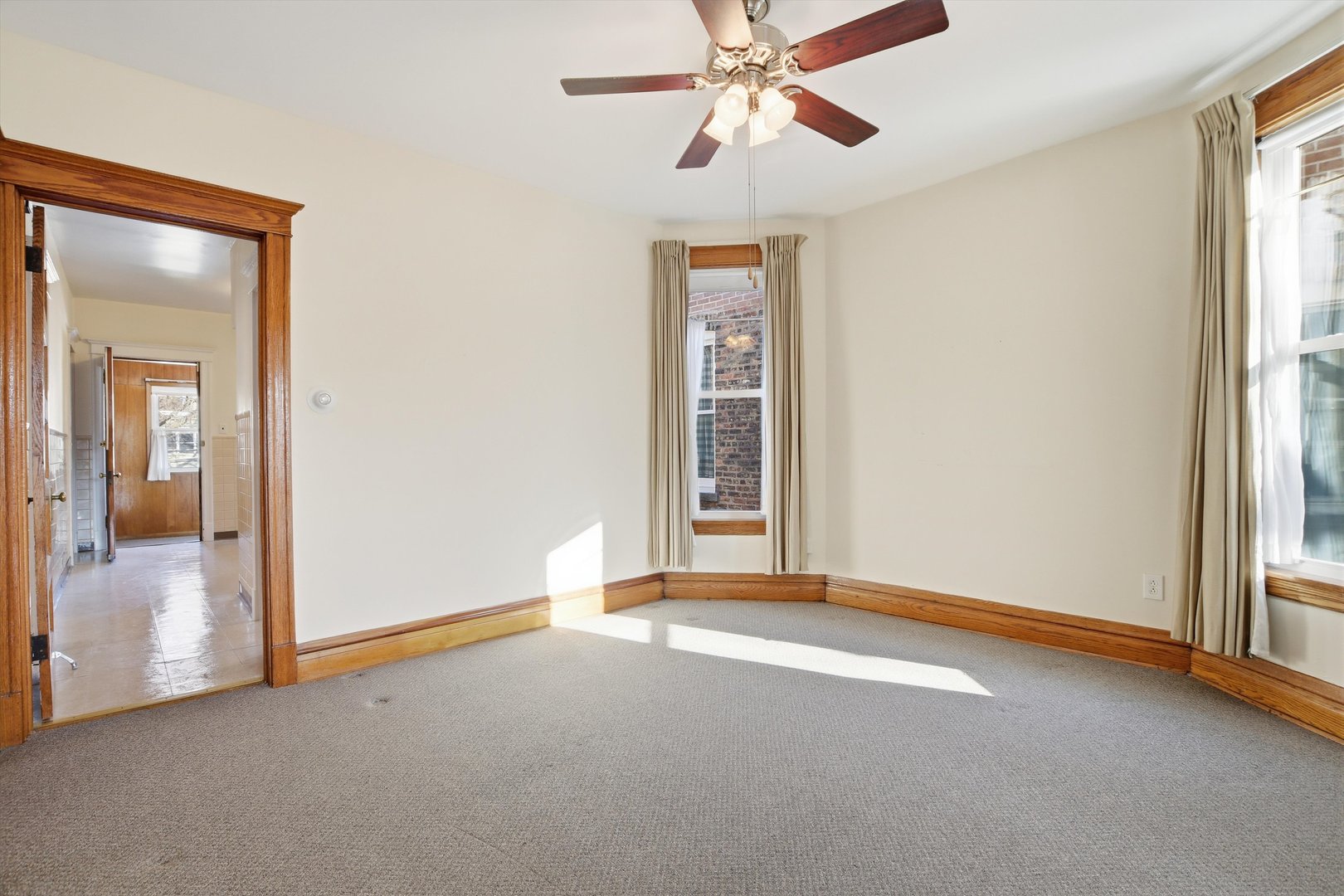 1736 W Farragut Avenue