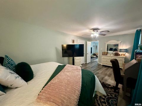 Tiny photo for 718 17TH Avenue N, Clinton, IA 52732 (MLS # QC4267145)