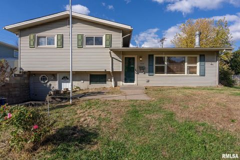 Photo of 1212 MEADOW LANE Drive, Bettendorf, IA 52722 (MLS # QC4269010)