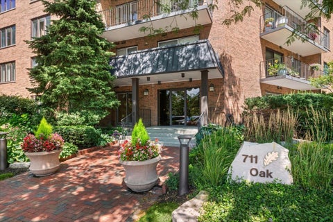 Photo of 711 Oak Street #308, Winnetka, IL 60093 (MLS # 12604430)
