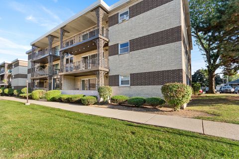 Tiny photo for 301 E Plainfield Road #6, La Grange, IL 60525 (MLS # 12498668)