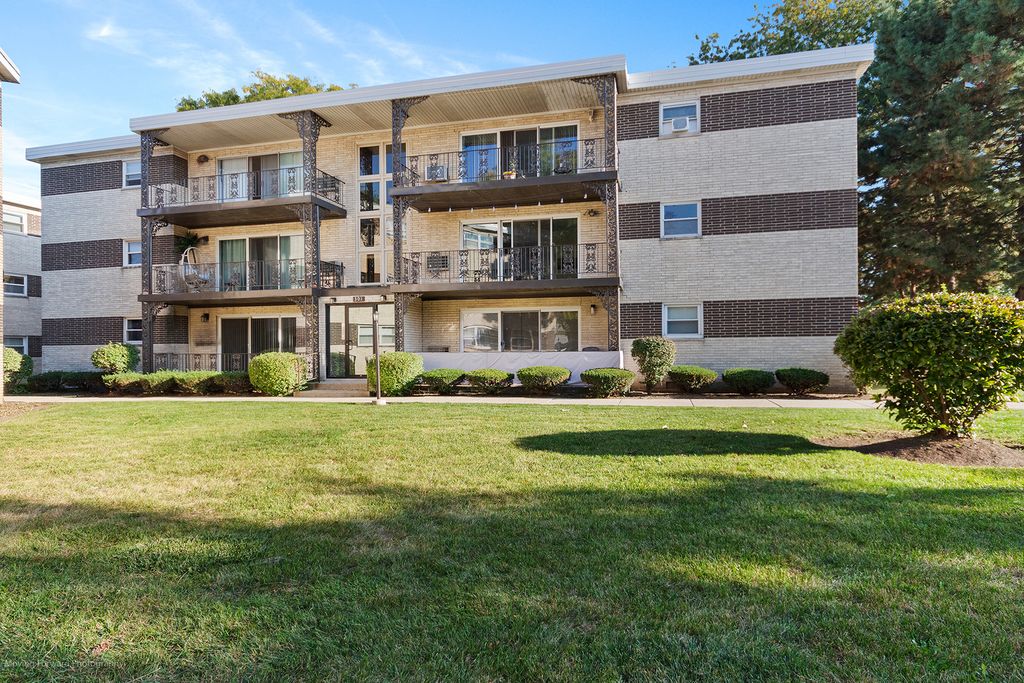 Photo for 301 E Plainfield Road #6, La Grange, IL 60525 (MLS # 12498668)