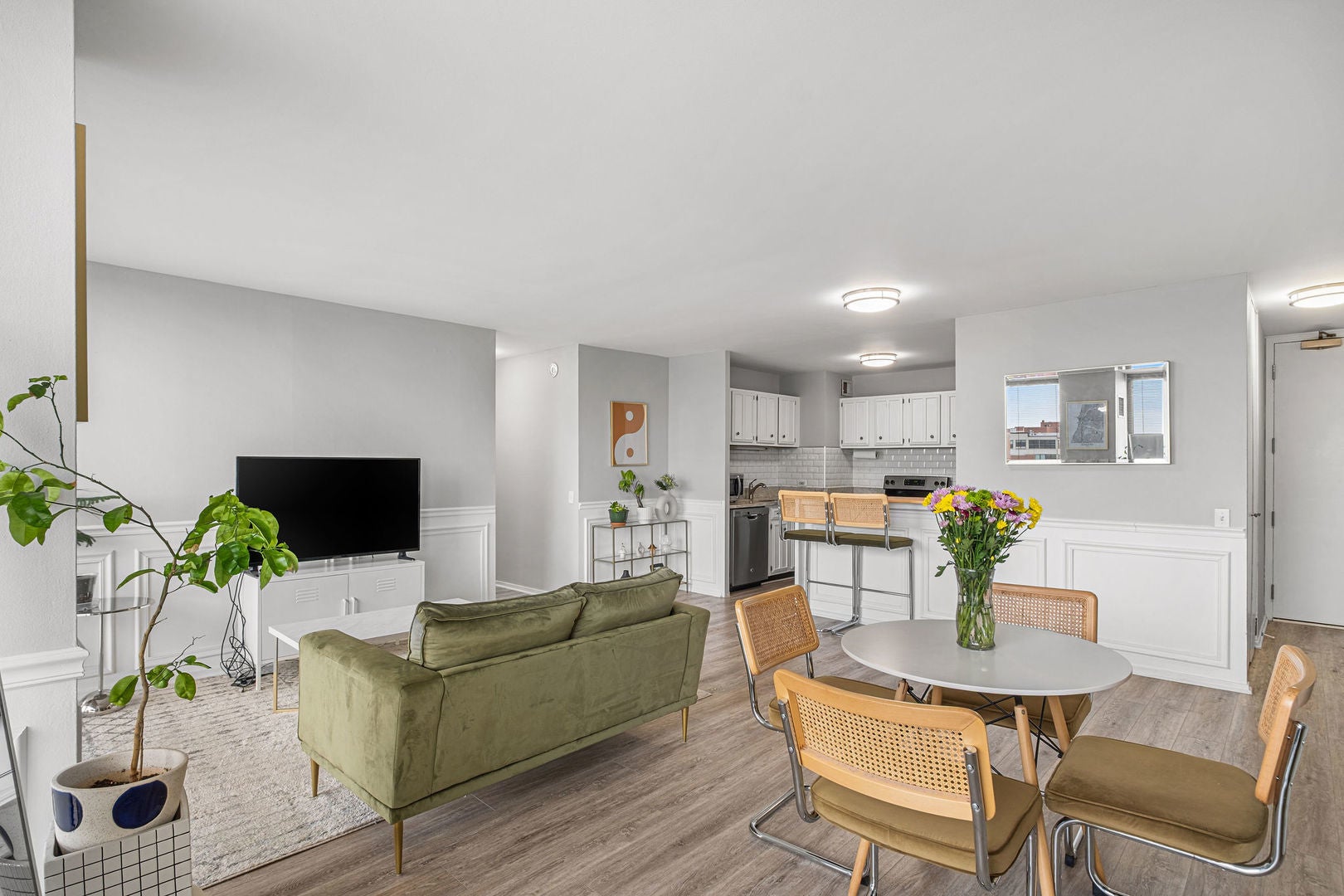 4343 N Clarendon Avenue 817