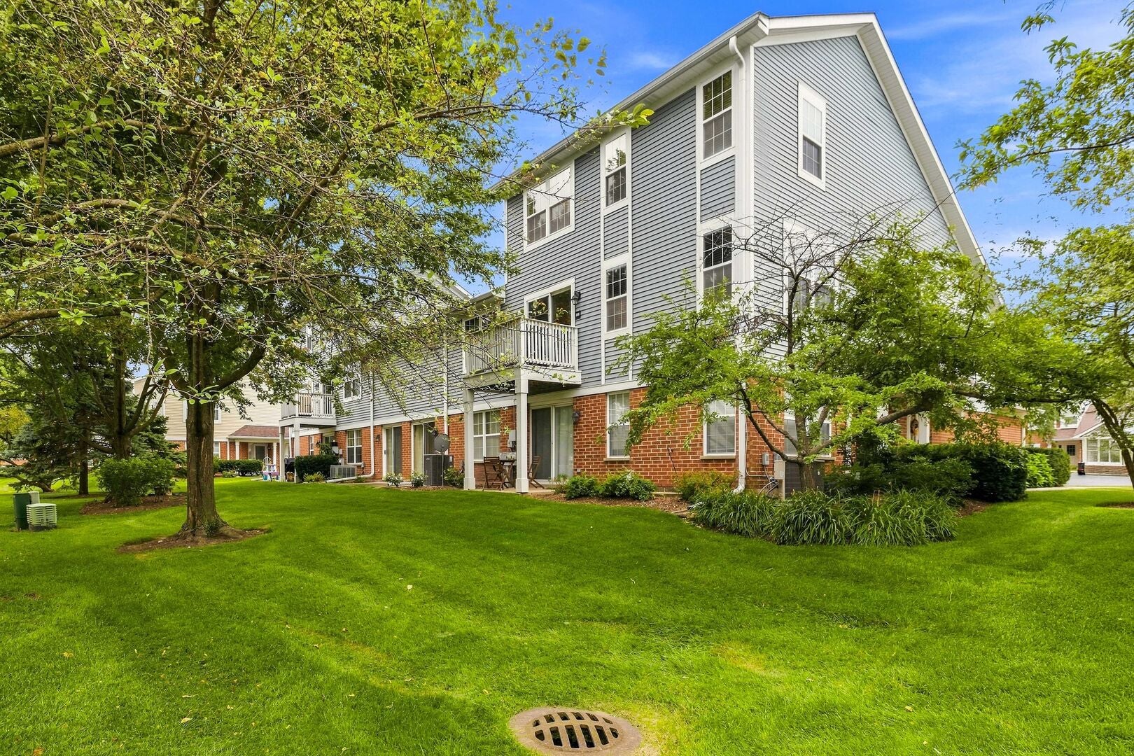 299 Ashbury Lane W 1526-2