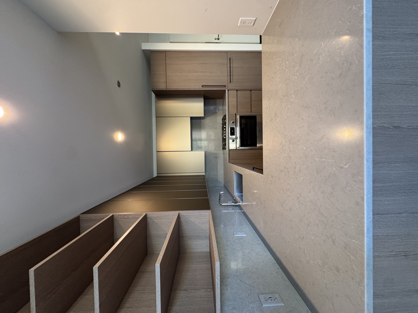 164 N Peoria Street 305