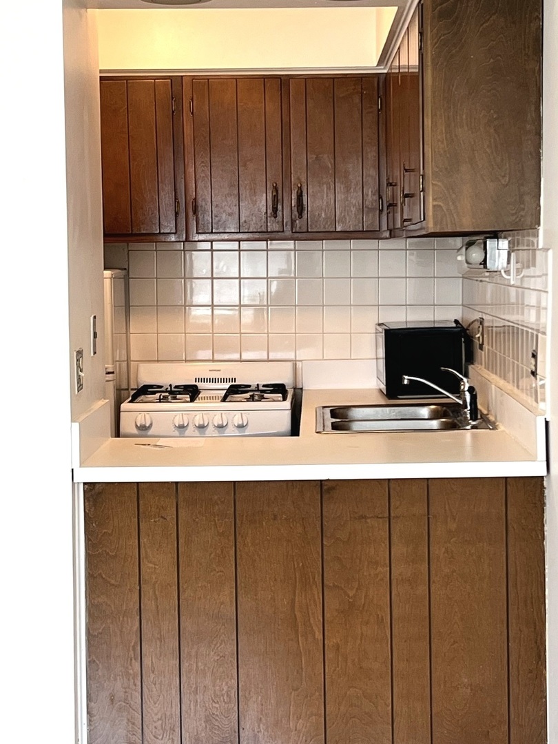 510 W Fullerton Parkway 302