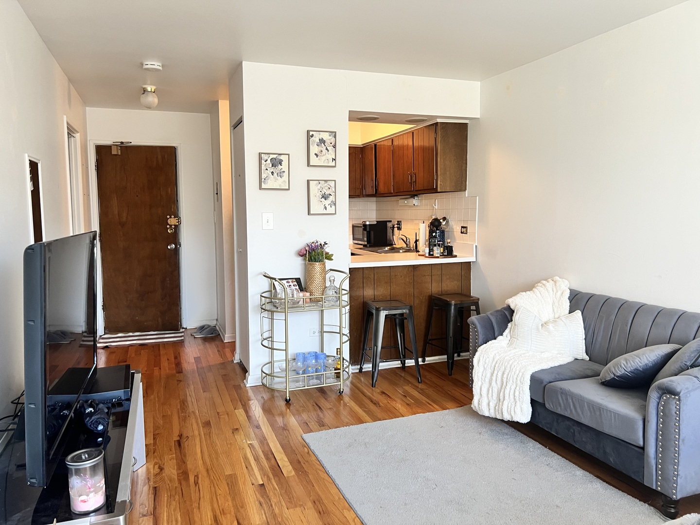 510 W Fullerton Parkway 302