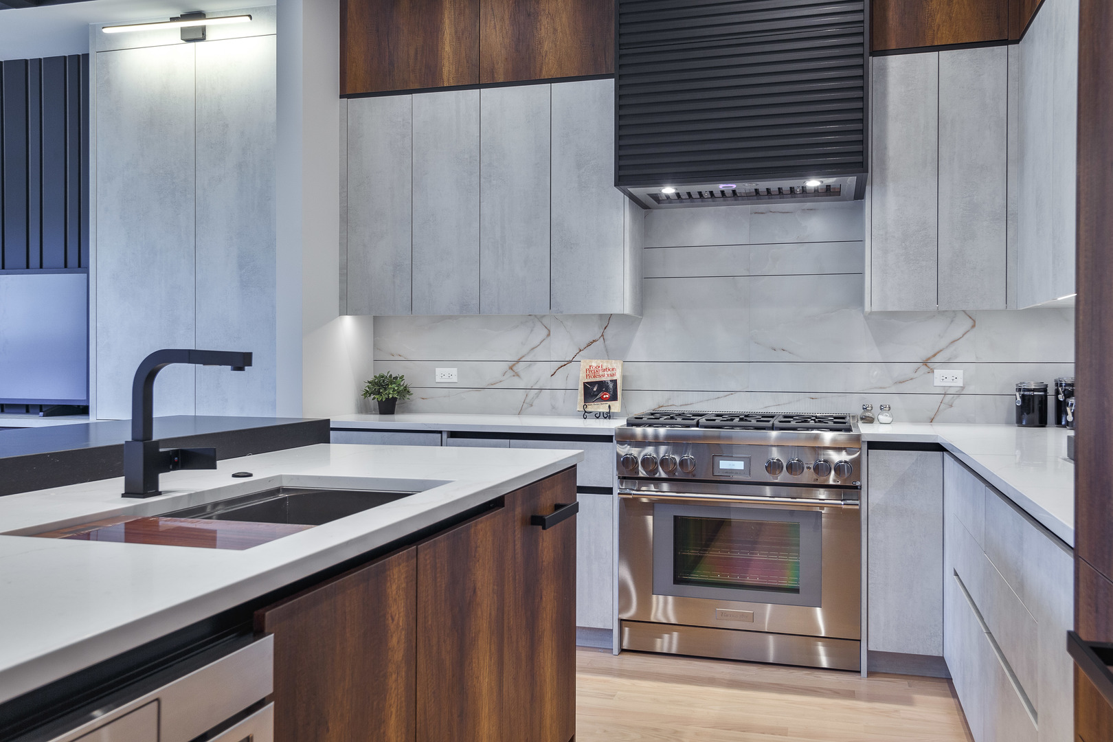 5618 N Francisco Avenue