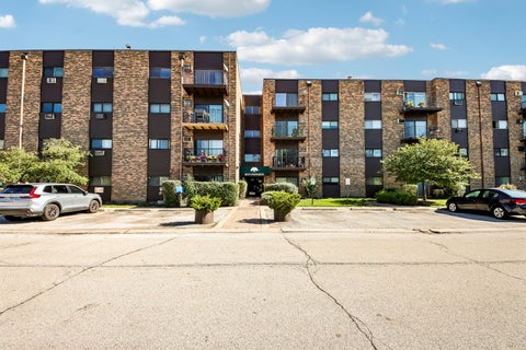 Photo of 8970 N Parkside Avenue #304, Des Plaines, IL 60016 (MLS # 12785901)