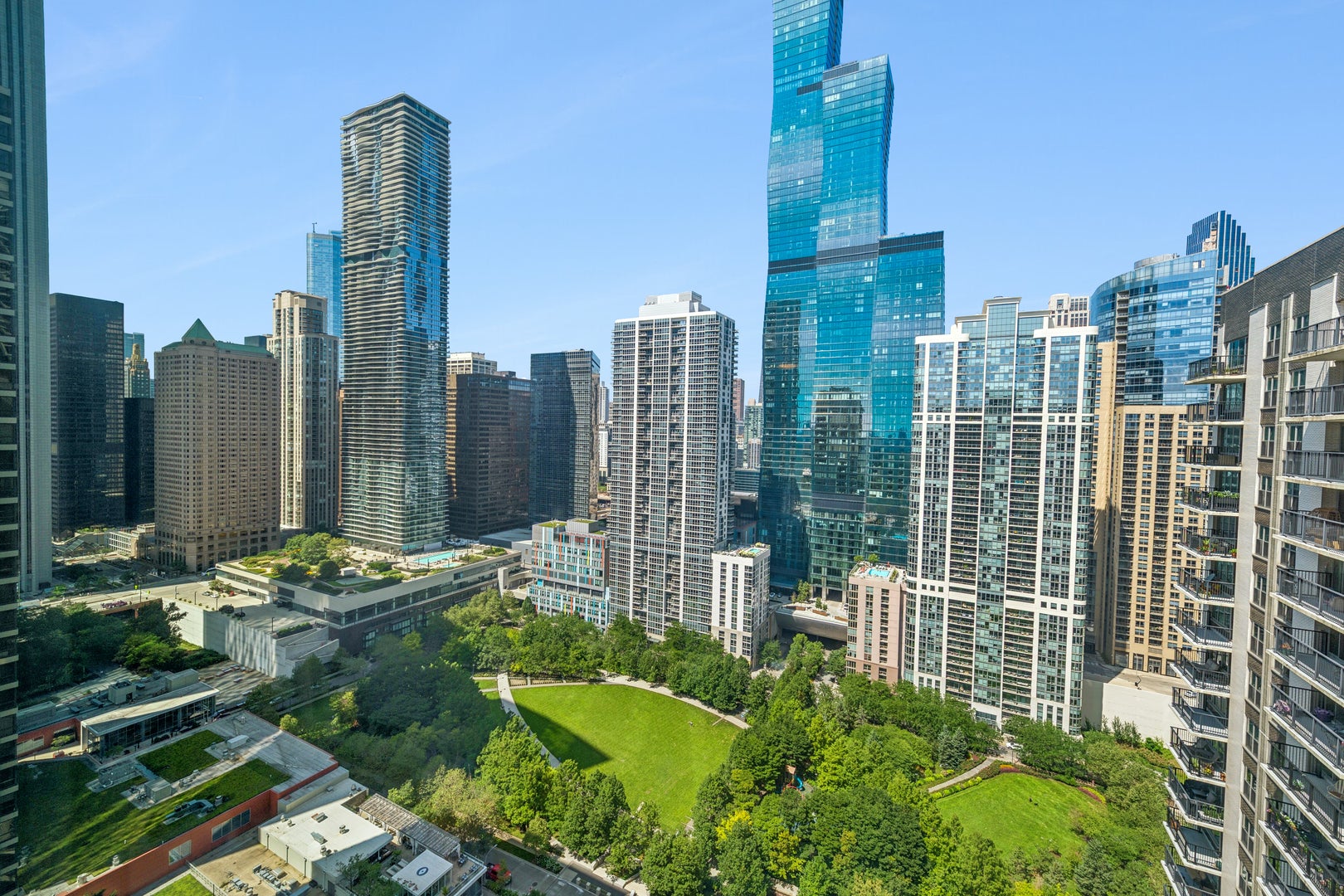 400 E RANDOLPH Street 3516