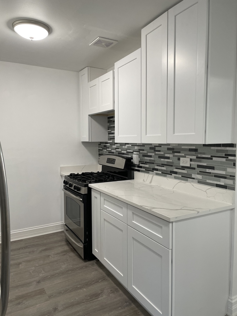 16W525 Mockingbird Lane 102