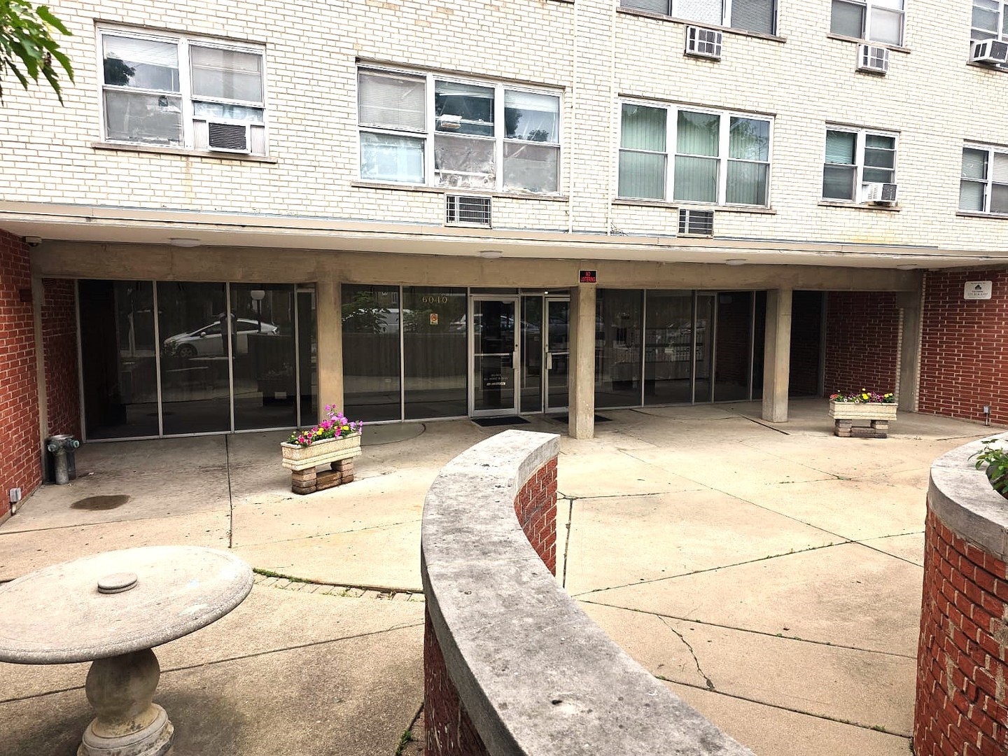 6040 N Troy Street 306