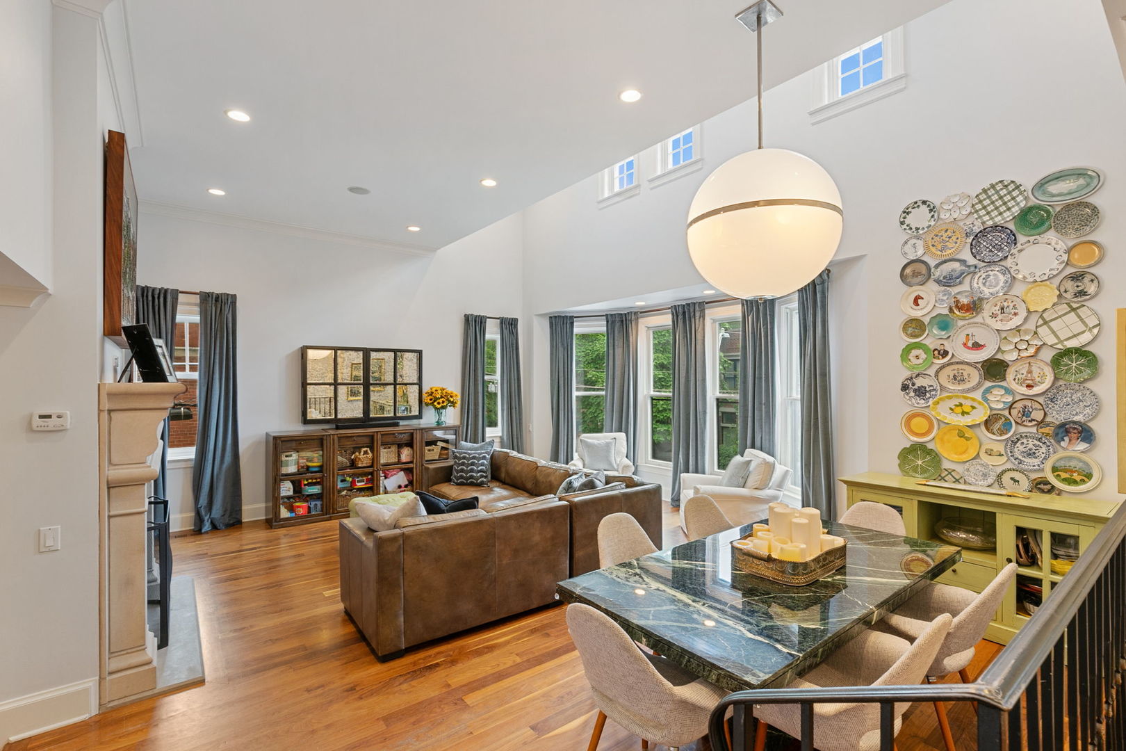 Chicago, Illinois 60614, United States, 4 Bedrooms Bedrooms, ,3 BathroomsBathrooms,Residential,Active,230721