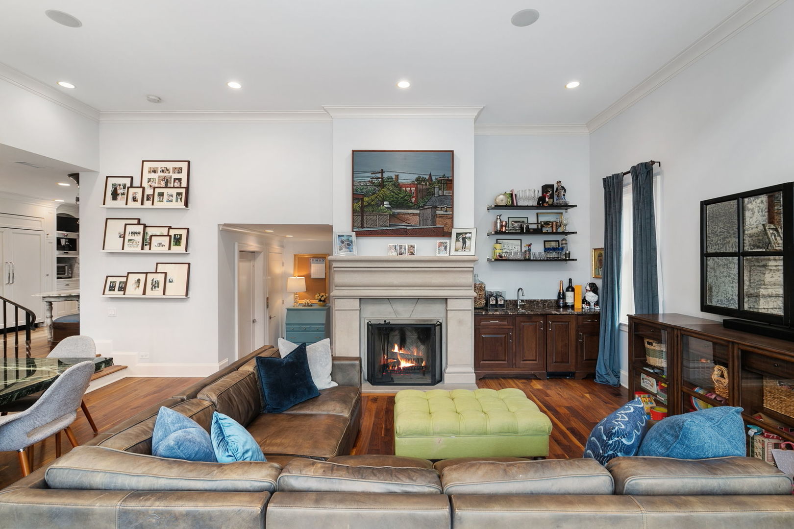 Chicago, Illinois 60614, United States, 4 Bedrooms Bedrooms, ,3 BathroomsBathrooms,Residential,Active,230721