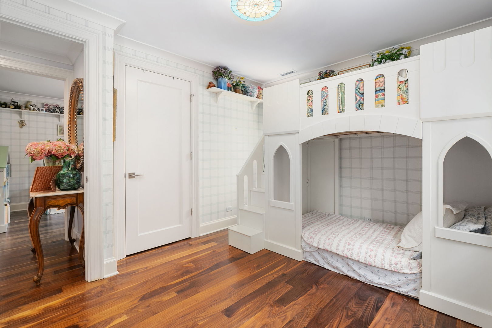 Chicago, Illinois 60614, United States, 4 Bedrooms Bedrooms, ,3 BathroomsBathrooms,Residential,Active,230721