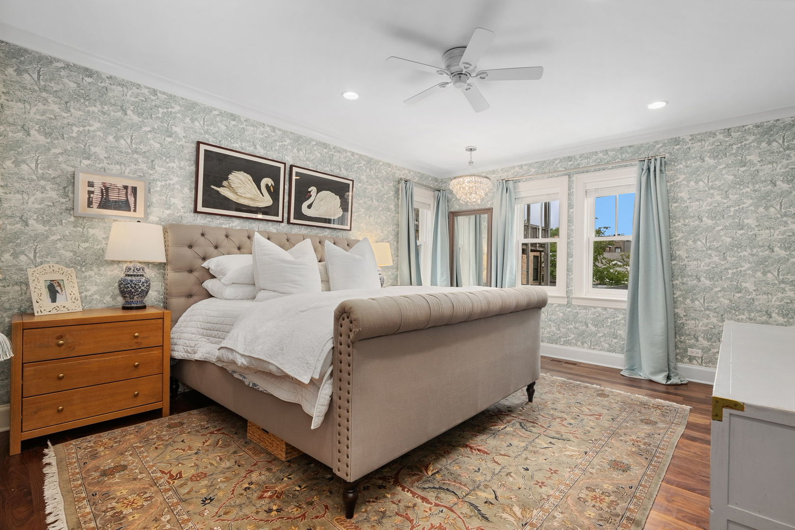 Chicago, Illinois 60614, United States, 4 Bedrooms Bedrooms, ,3 BathroomsBathrooms,Residential,Active,230721