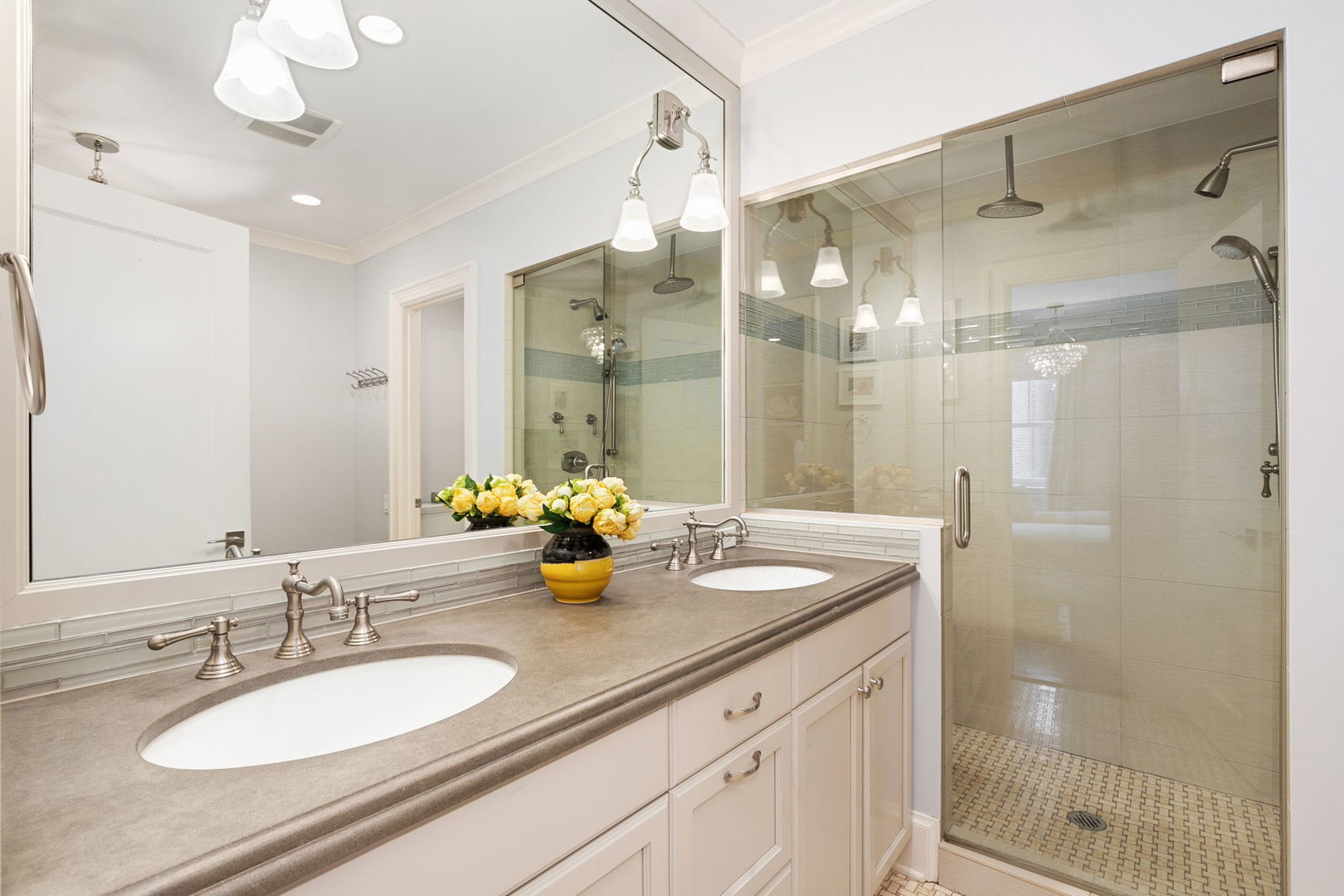 Chicago, Illinois 60614, United States, 4 Bedrooms Bedrooms, ,3 BathroomsBathrooms,Residential,Active,230721