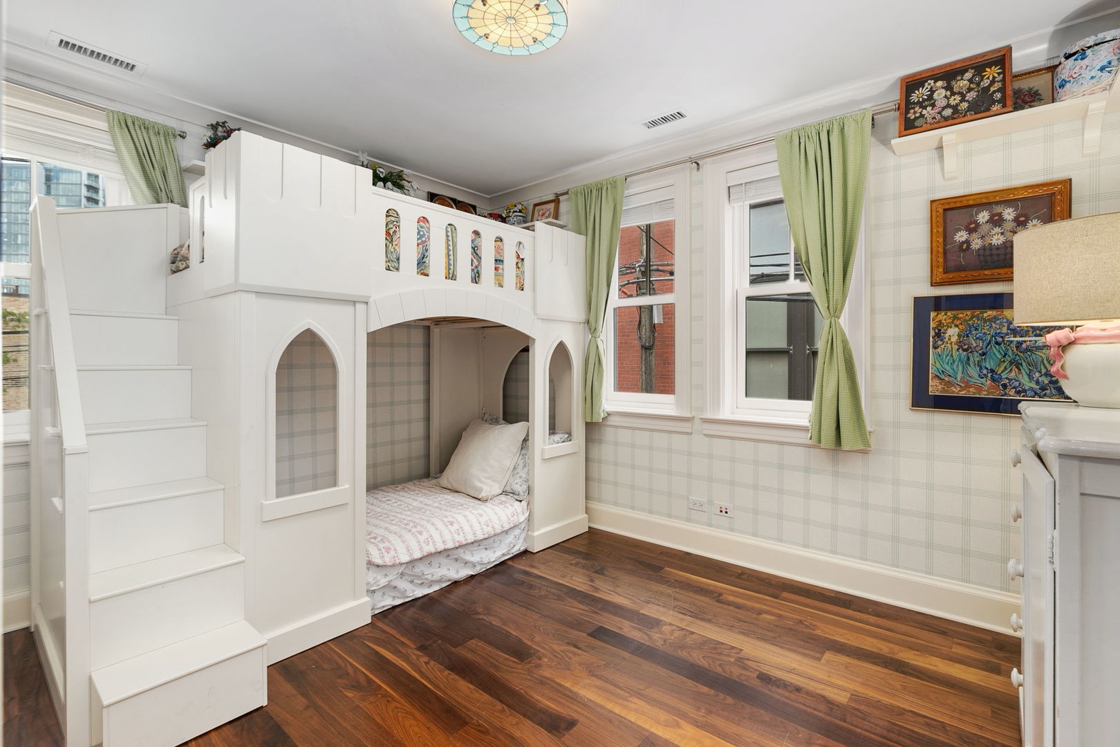 Chicago, Illinois 60614, United States, 4 Bedrooms Bedrooms, ,3 BathroomsBathrooms,Residential,Active,230721