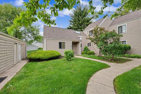 Photo of 2014 Blackthorn Drive #2014, Champaign, IL 61821 (MLS # 12585189)