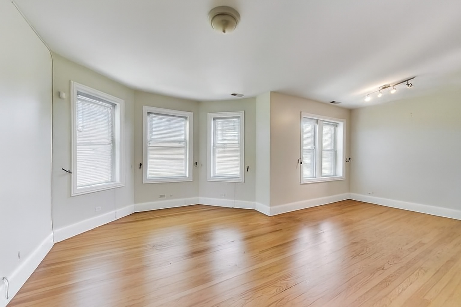 6321 N Artesian Avenue 3W