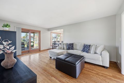 Tiny photo for 400 Banbury Avenue, Elk Grove Village, IL 60007 (MLS # 12628015)