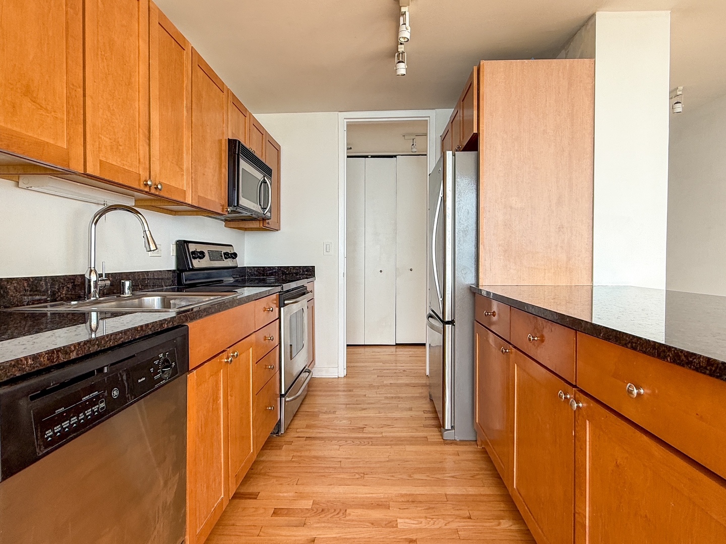 655 W IRVING PARK Road 4702