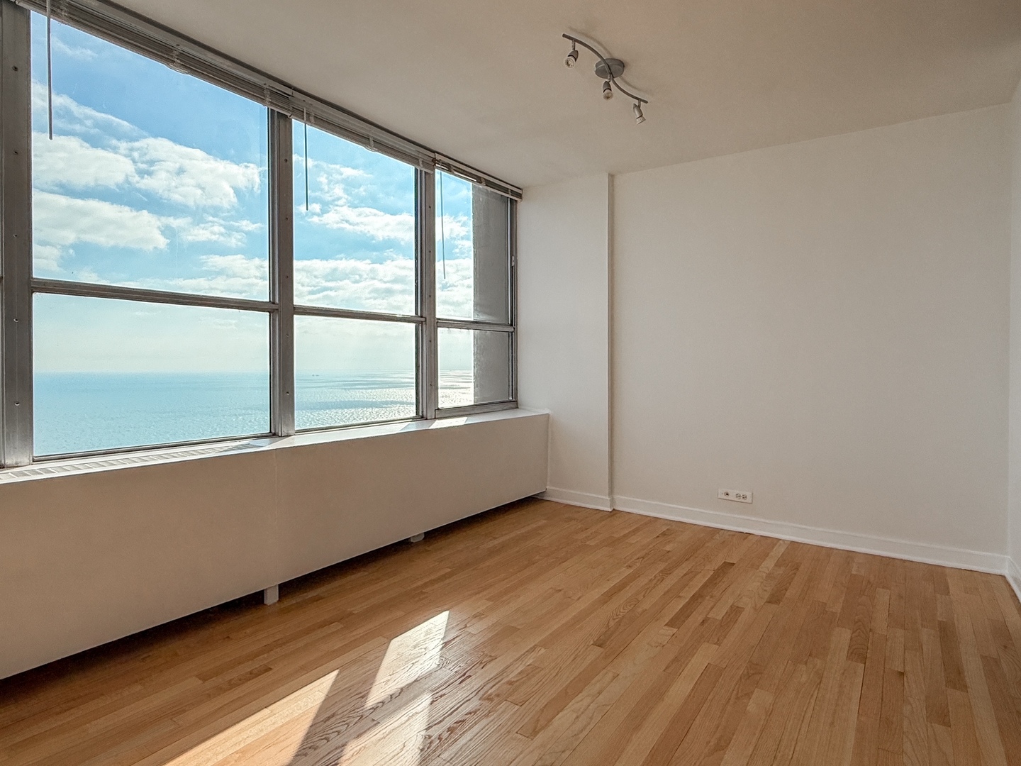655 W IRVING PARK Road 4702