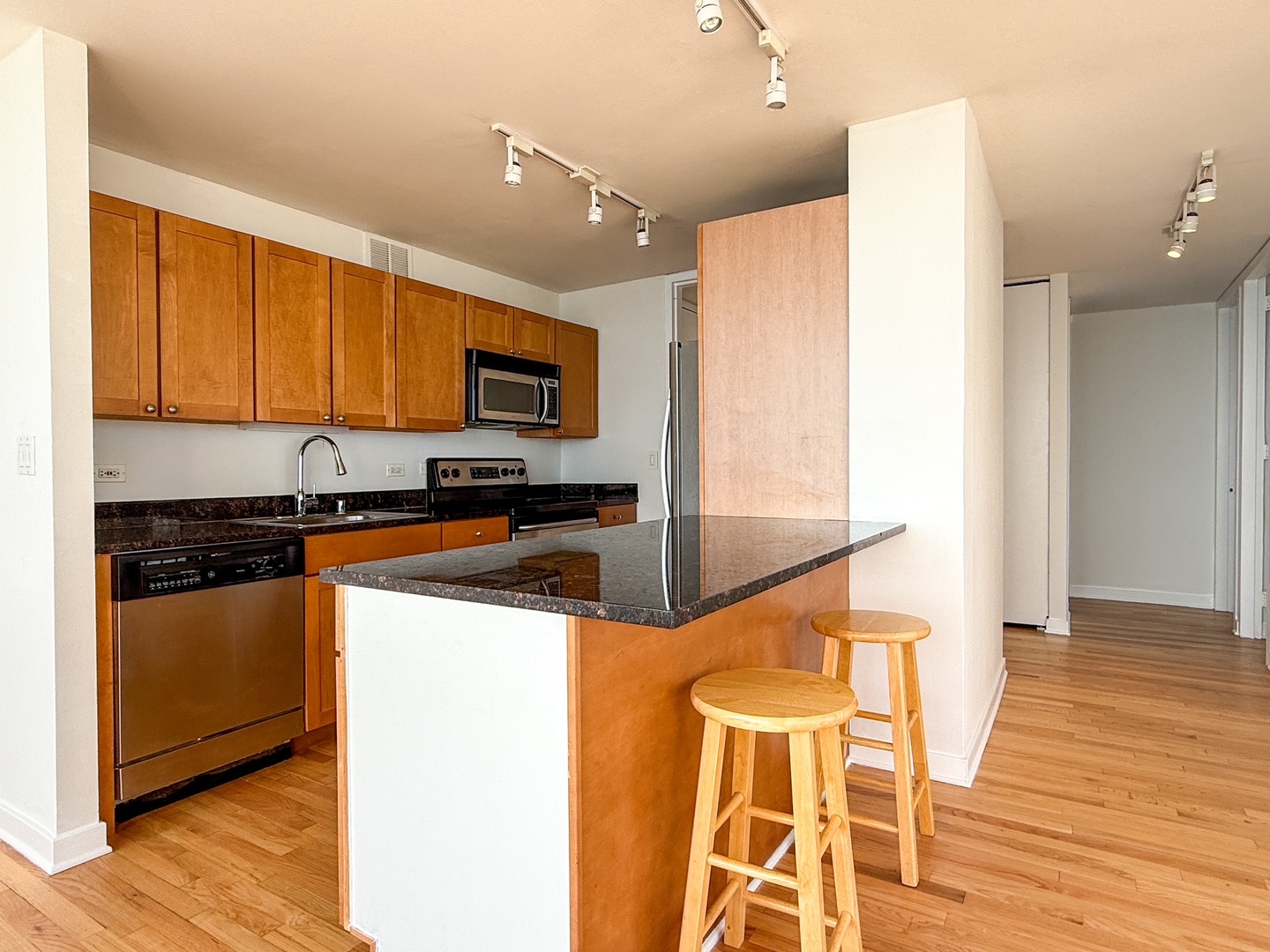 655 W IRVING PARK Road 4702