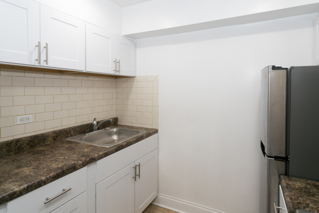 906 W Montrose Avenue GDN