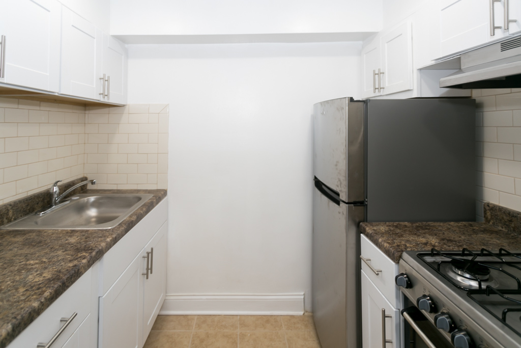 906 W Montrose Avenue GDN