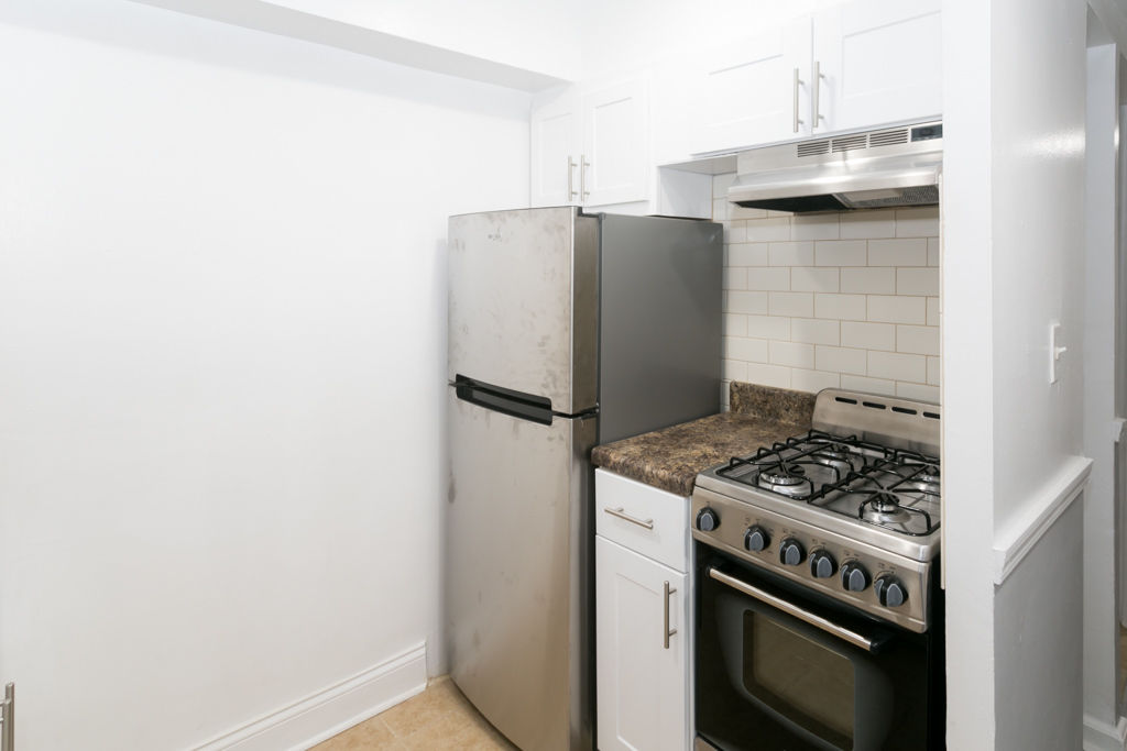 906 W Montrose Avenue GDN