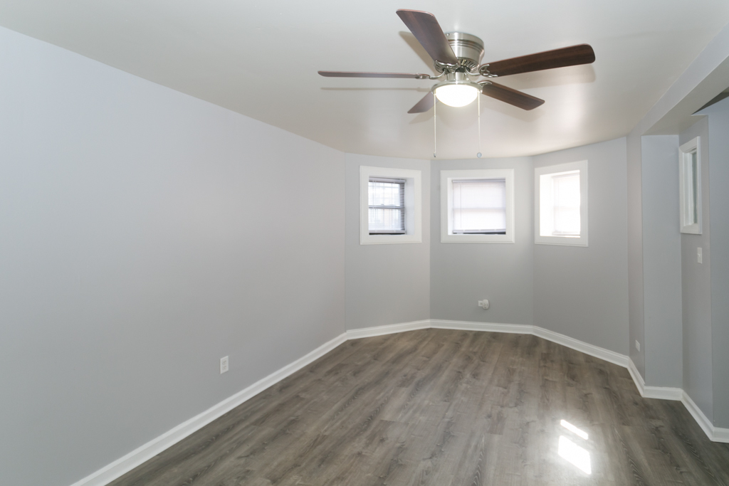 906 W Montrose Avenue GDN