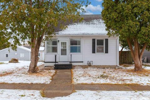 Photo of 2639 WHITEWOOD Avenue, Davenport, IA 52802 (MLS # QC4270022)