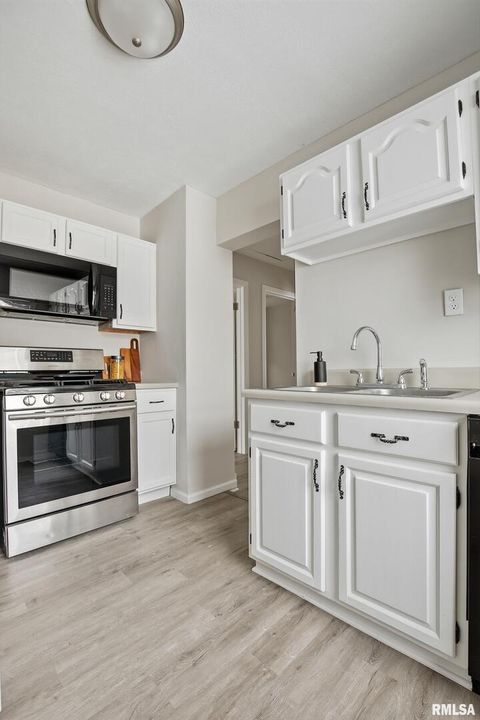 Tiny photo for 2639 WHITEWOOD Avenue, Davenport, IA 52802 (MLS # QC4270022)