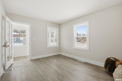 Tiny photo for 2639 WHITEWOOD Avenue, Davenport, IA 52802 (MLS # QC4270022)