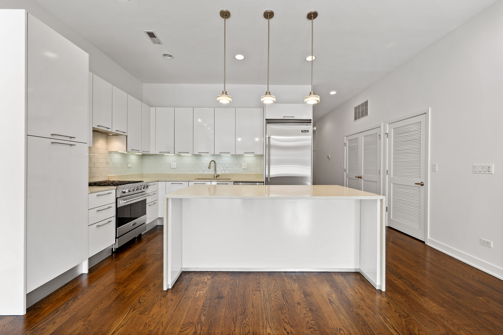 Chicago, Illinois 60622, United States, 3 Bedrooms Bedrooms, ,2 BathroomsBathrooms,Residential,Active,228117