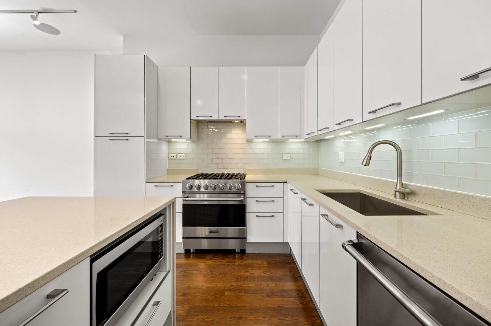 Chicago, Illinois 60622, United States, 3 Bedrooms Bedrooms, ,2 BathroomsBathrooms,Residential,Active,228117