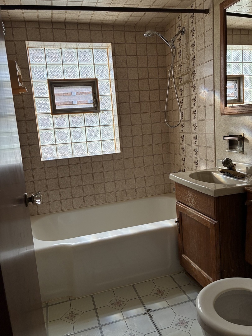 Chicago, Illinois 60655, United States, 2 Bedrooms Bedrooms, ,2 BathroomsBathrooms,Residential,Active,209807