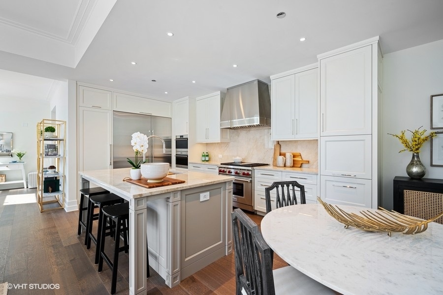435 N Michigan Avenue 701