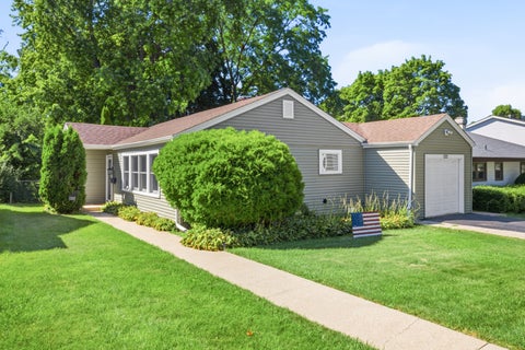Photo of 132 Walnut Court, Mundelein, IL 60060 (MLS # 12719562)