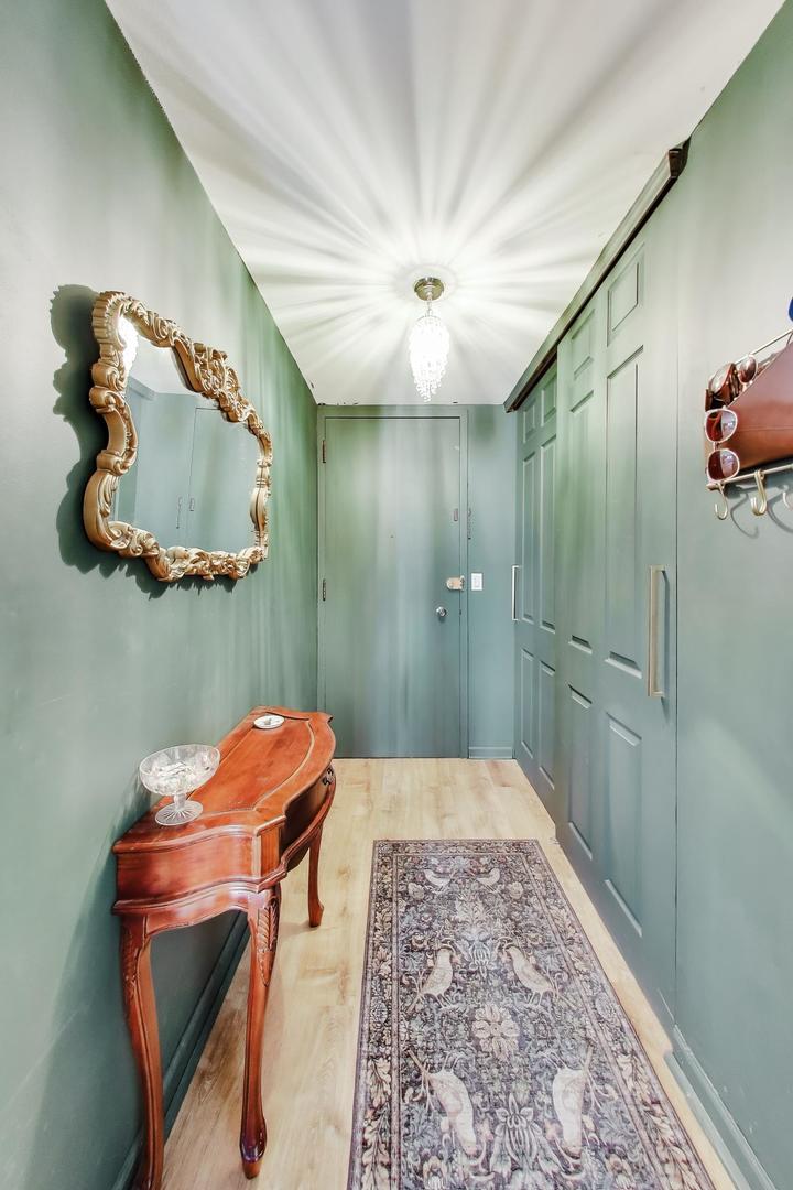 6007 N Sheridan Road 16F