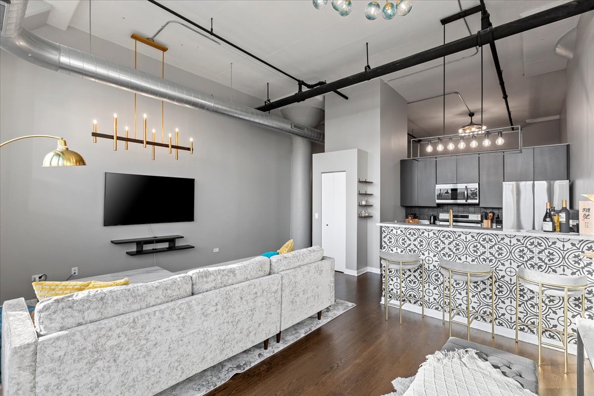 1224 W Van Buren Street 304