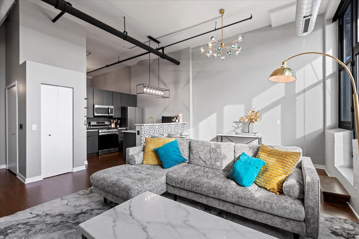 1224 W Van Buren Street 304