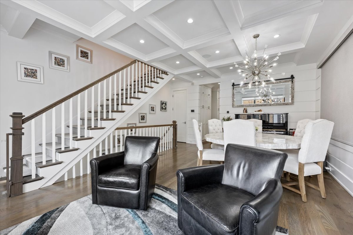 2122 W Mclean Street