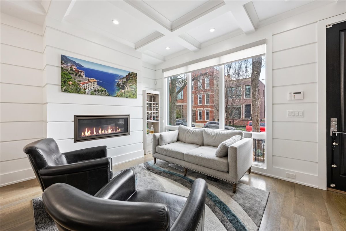 2122 W Mclean Street