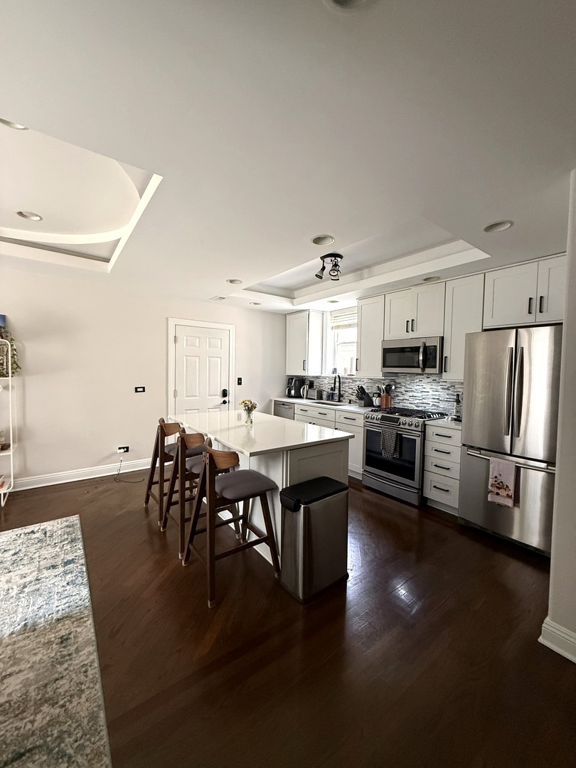 526 W CORNELIA Avenue 1