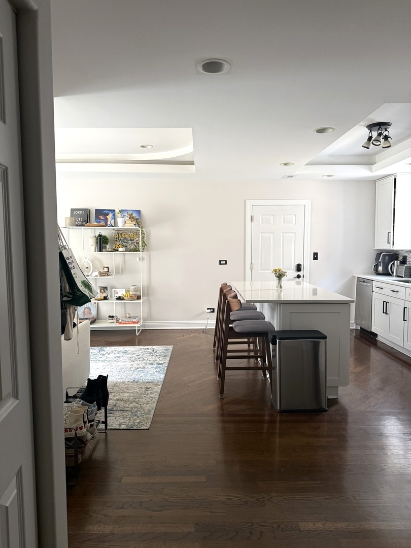 526 W CORNELIA Avenue 1