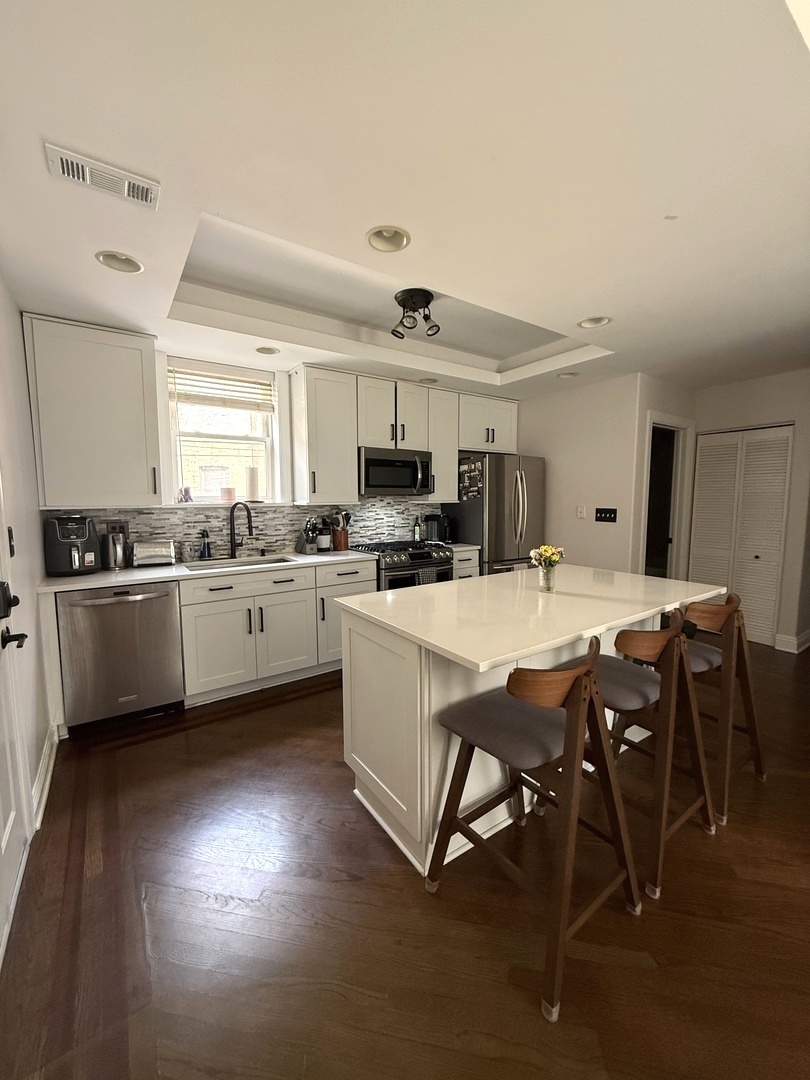 526 W CORNELIA Avenue 1